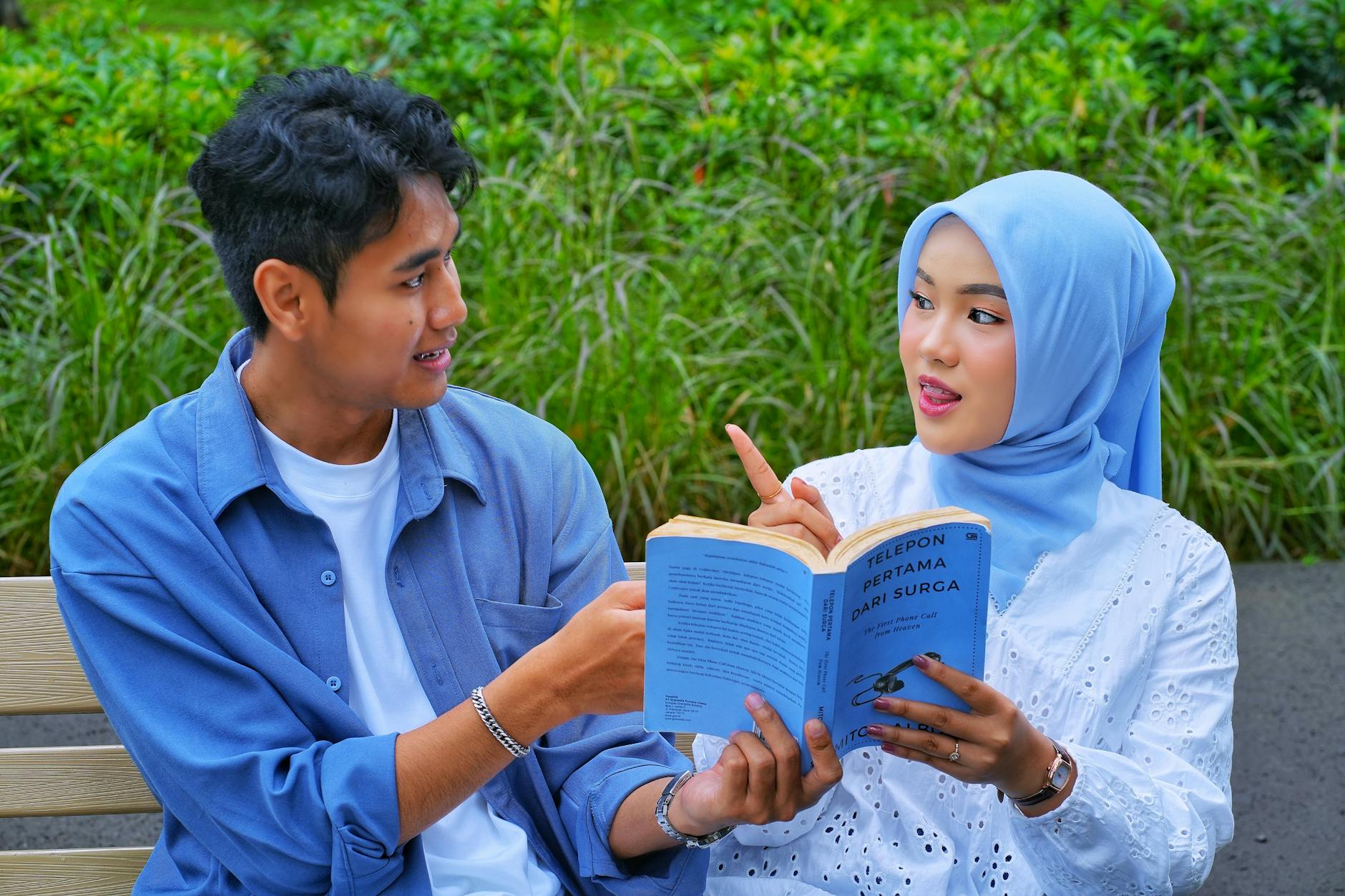 Ilustrasi dua negara yang menjalin hubungan bilateral yang erat dan saling menguntungkan dalam bidang ekonomi dan politik