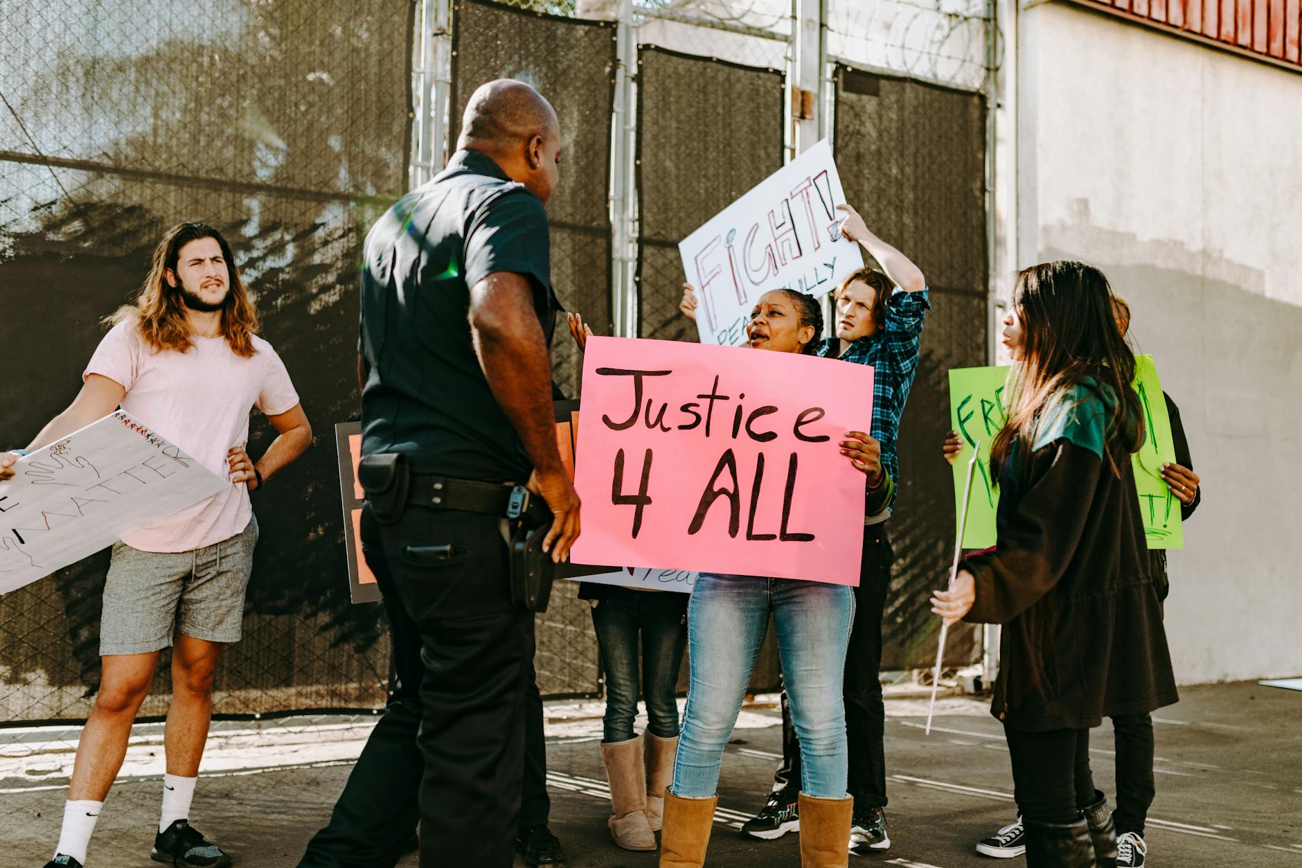 Ilustrasi restorative justice yang menunjukkan proses rekonsiliasi antara korban dan pelaku kejahatan dengan bantuan fasilitator untuk mencapai penyelesaian yang adil dan memulihkan hubungan masyarakat